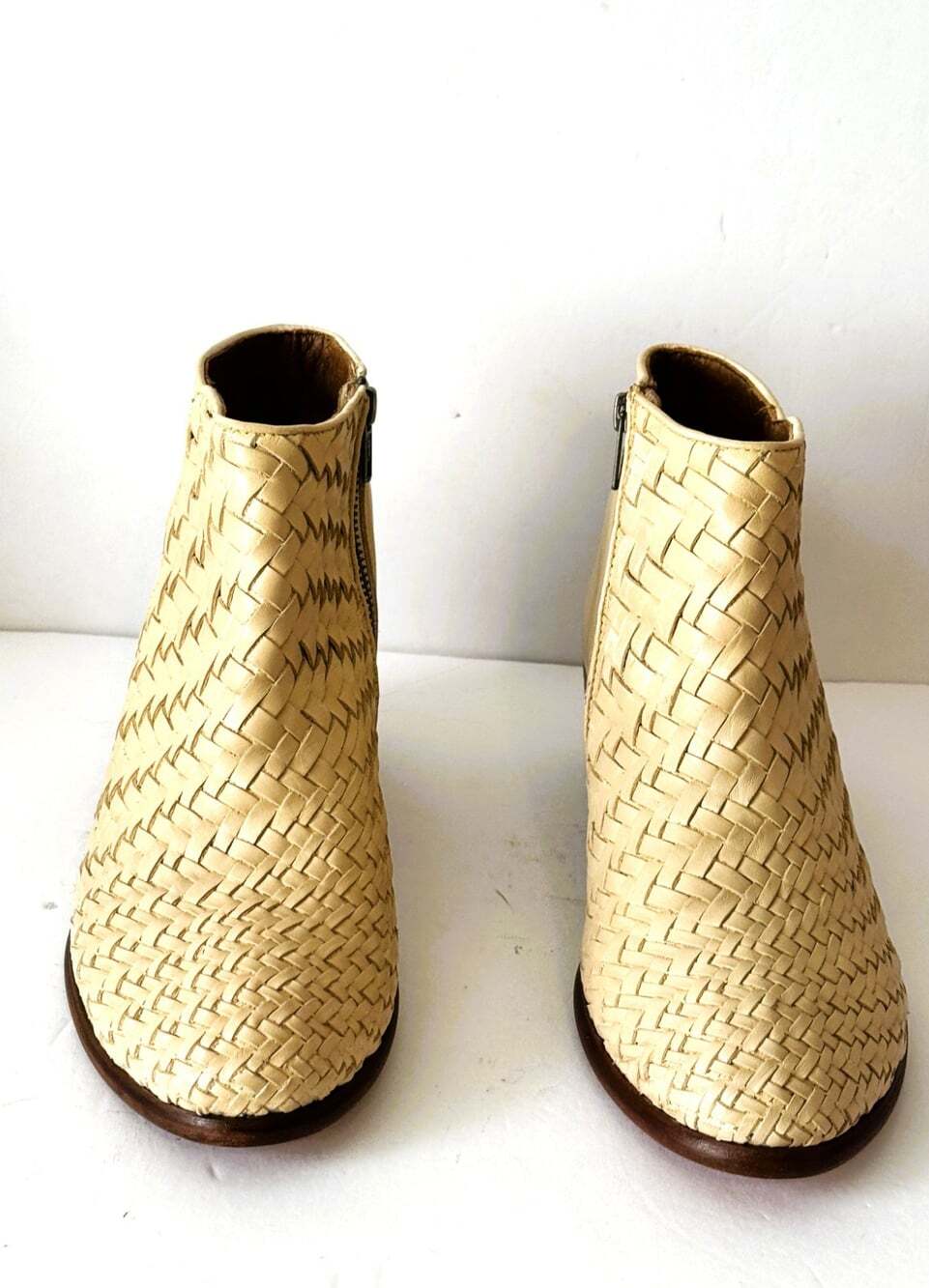 Frye Carson Woven Beige Leather Bootie NWOT Never Worn Size 10 Medium